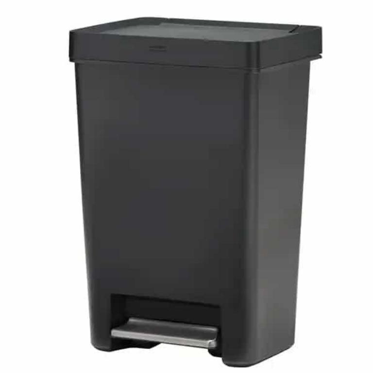 RUBBERMAID 12.4-GAL TRASH CAN