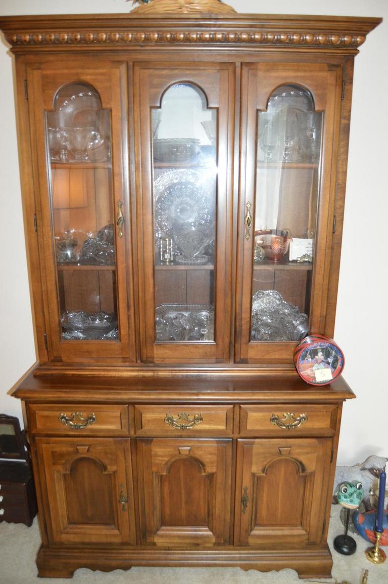 Auction Ohio Beautiful hutch/china