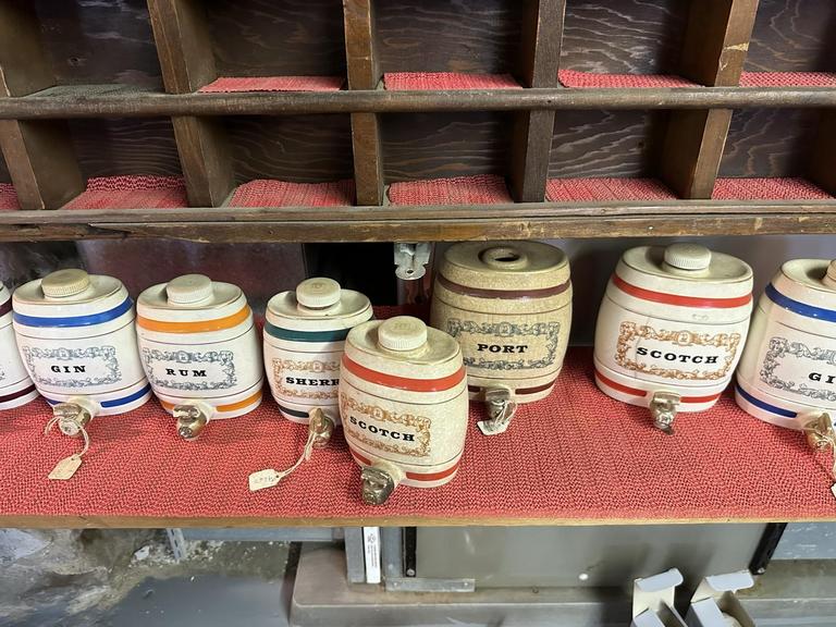 Auction Ohio Wade mini liquor kegs