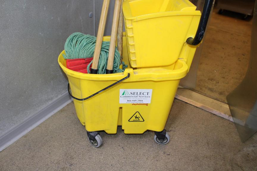 Auction Ohio Rubbermaid Mop Bucket/Mops