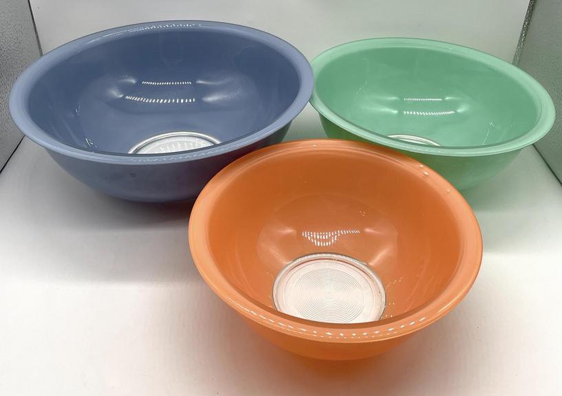 Auction Ohio Pyrex Mixing Bowls