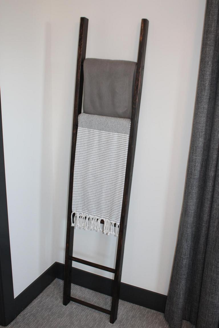 Auction Ohio Throws & Blanket Ladder