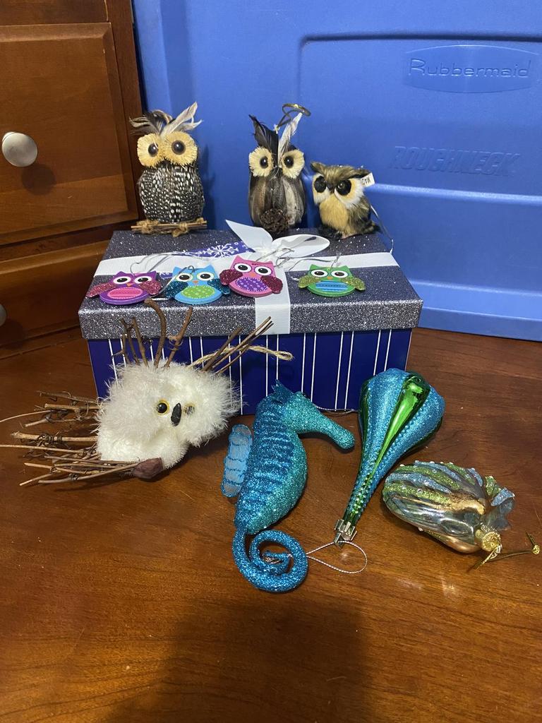 Auction Ohio Gift Box with misc. Ornaments