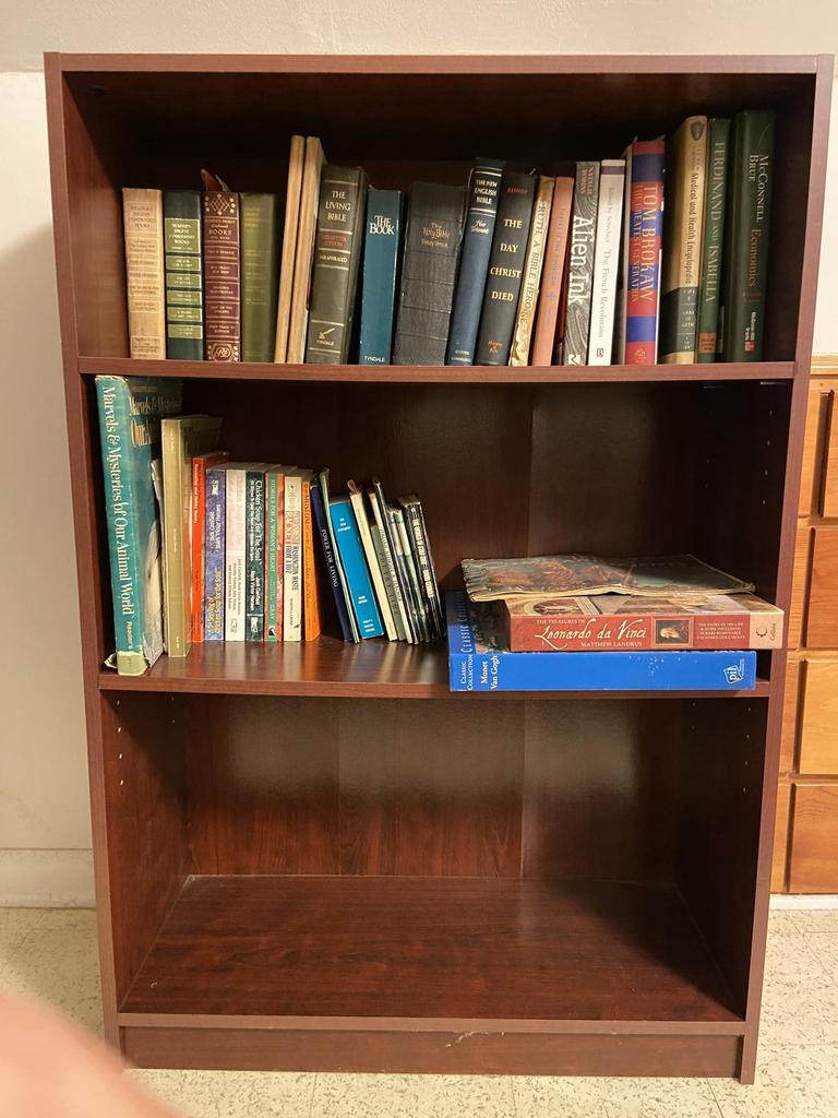 Auction Ohio Bookshelf w/ Books