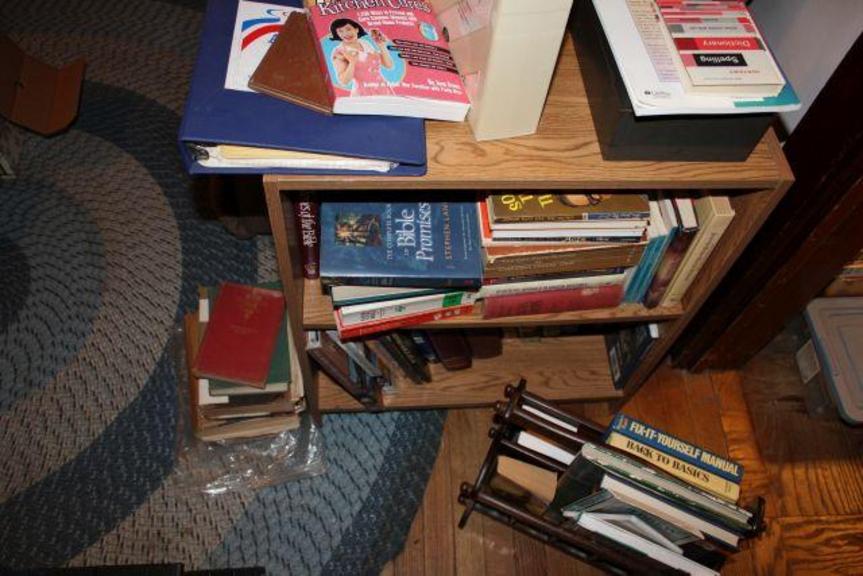 Auction Ohio Bookshelf, Magazine rack
