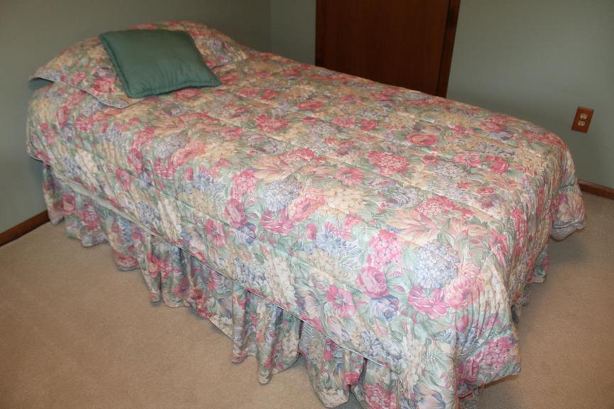 Auction Ohio Twin Bed Set