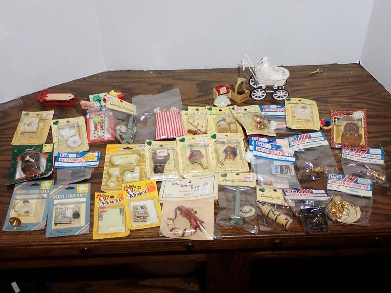 Auction Ohio dollhouse furniture