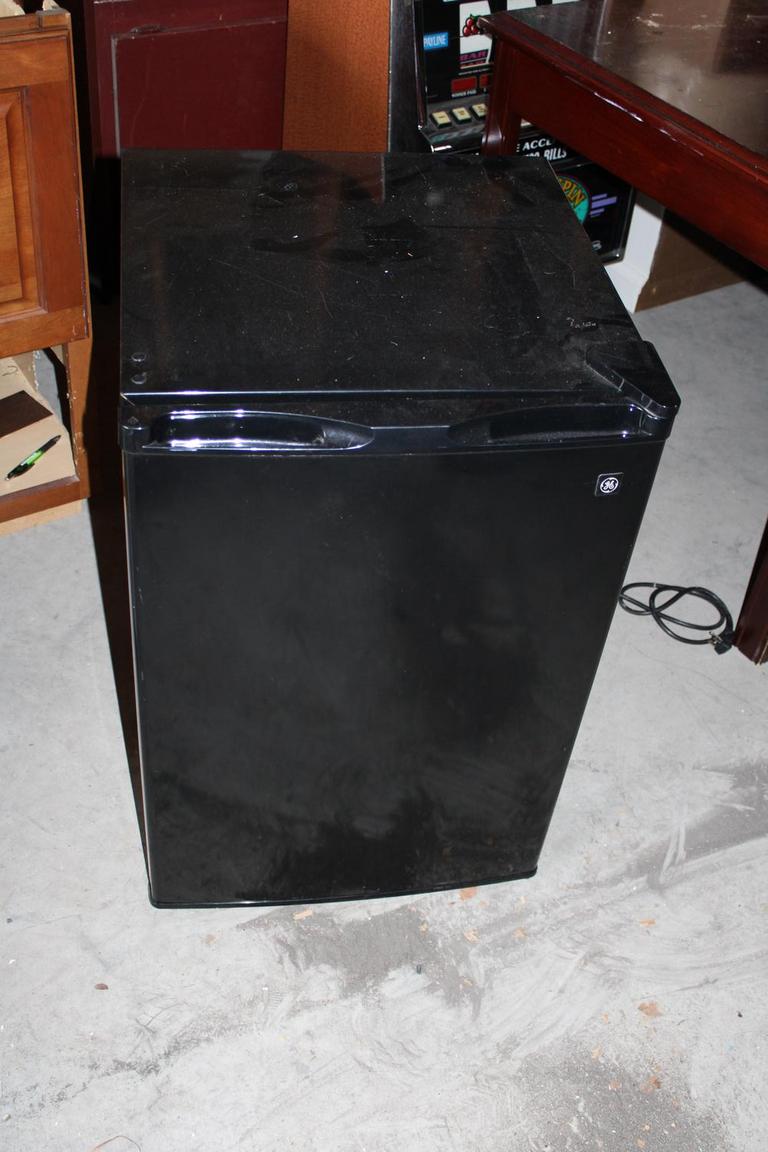 Auction Ohio GE Undercounter Fridge