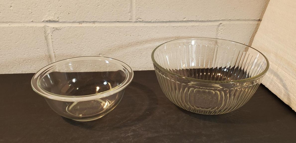 Auction Ohio (2) Glass Pyrex Bowls