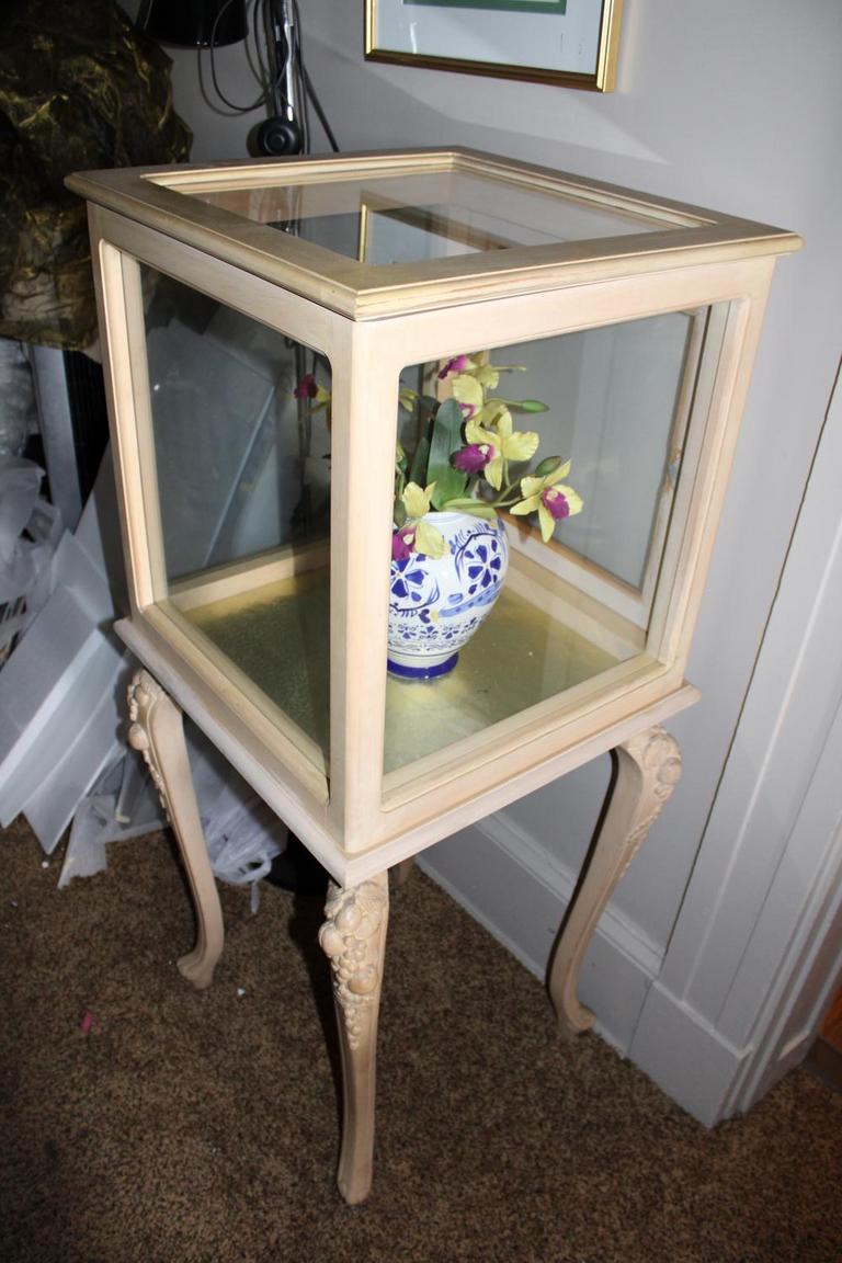 Auction Ohio Display Table