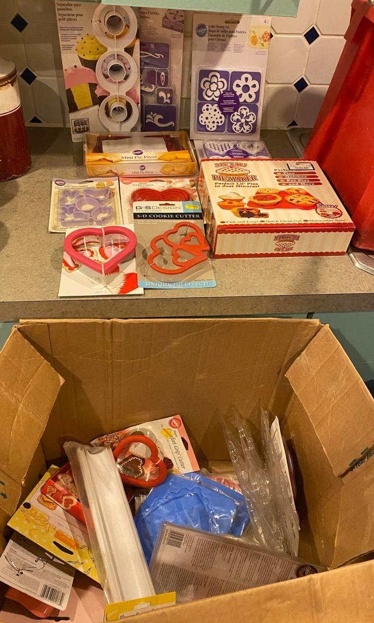 Auction Ohio Baking Accessories