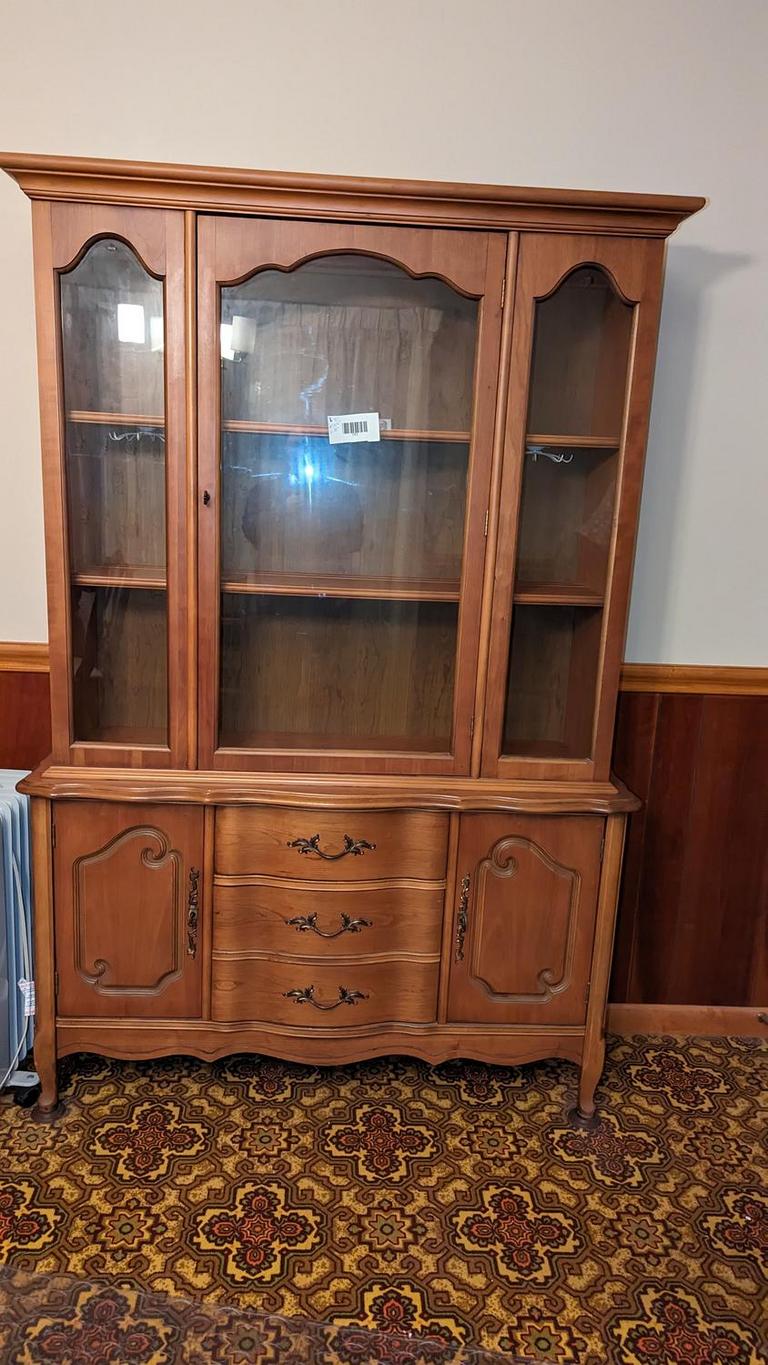 Auction Ohio Bassett Furniture Hutch