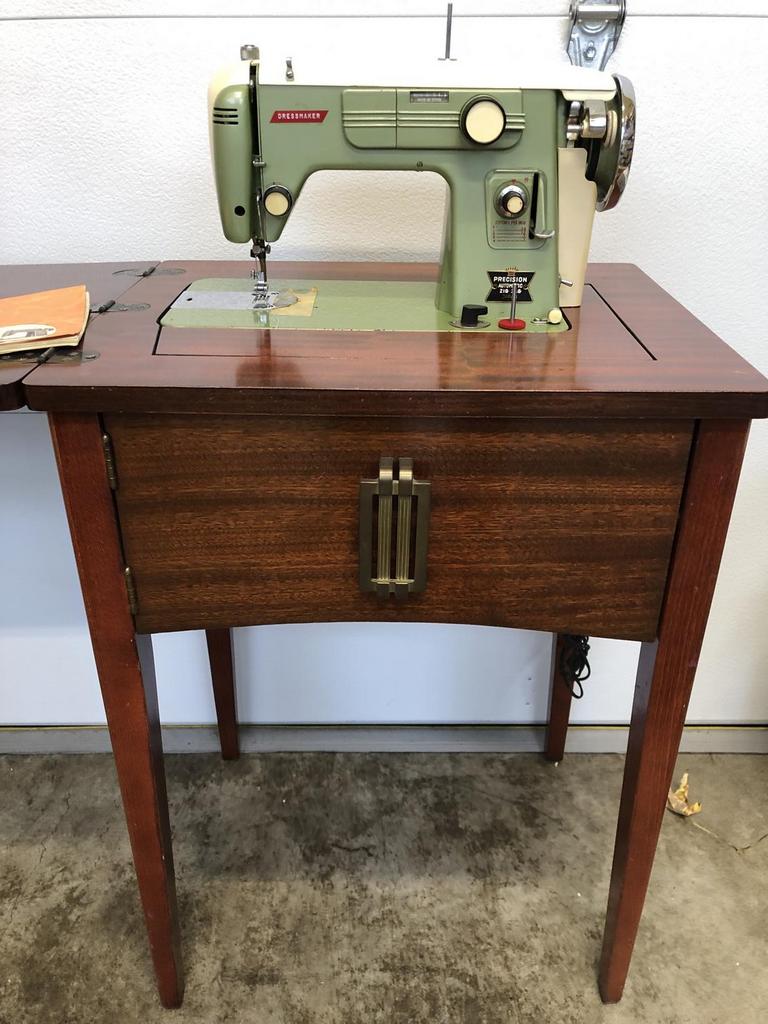 Auction Ohio Dressmaker Sewing Machine