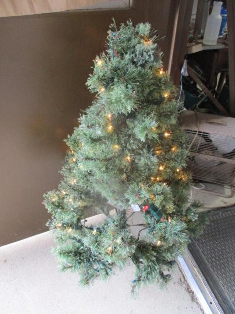 Auction Ohio 3Ft Prelit Tree