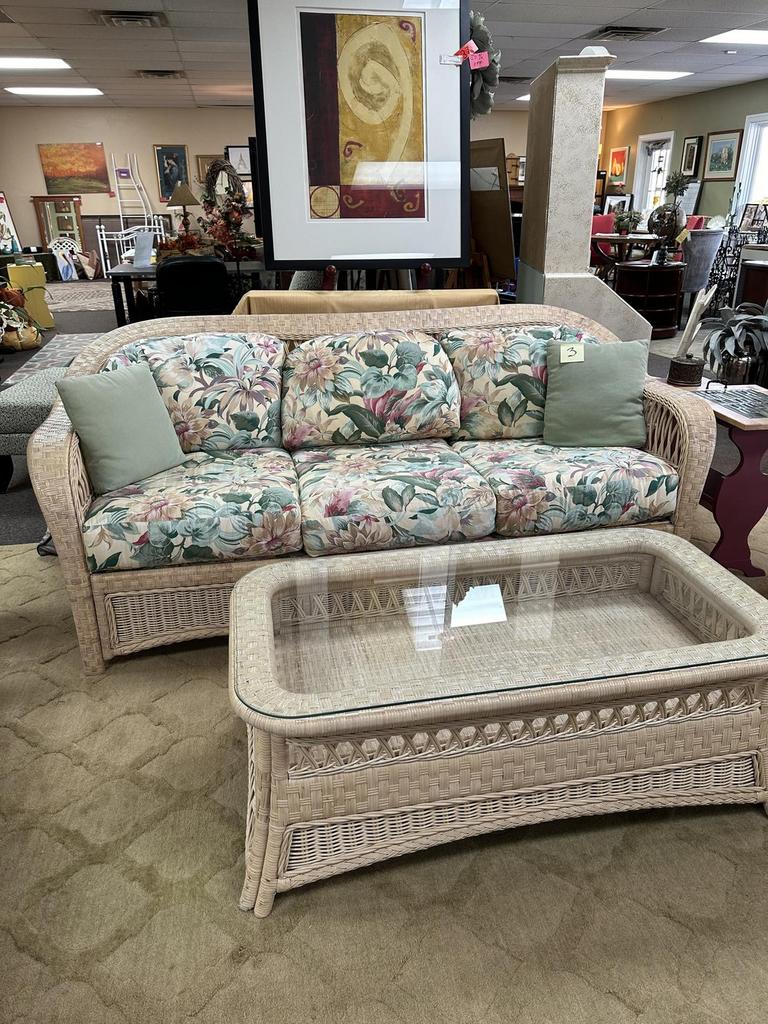 Auction Ohio Wicker Sofa & Coffee Table