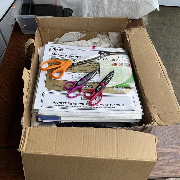 Auction Ohio SCRAPBOOKING LOT