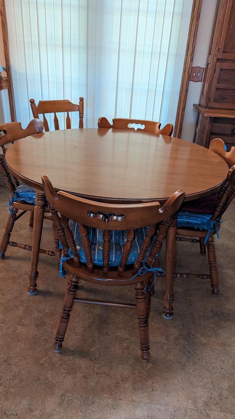 Auction Ohio Tell City table and chairs