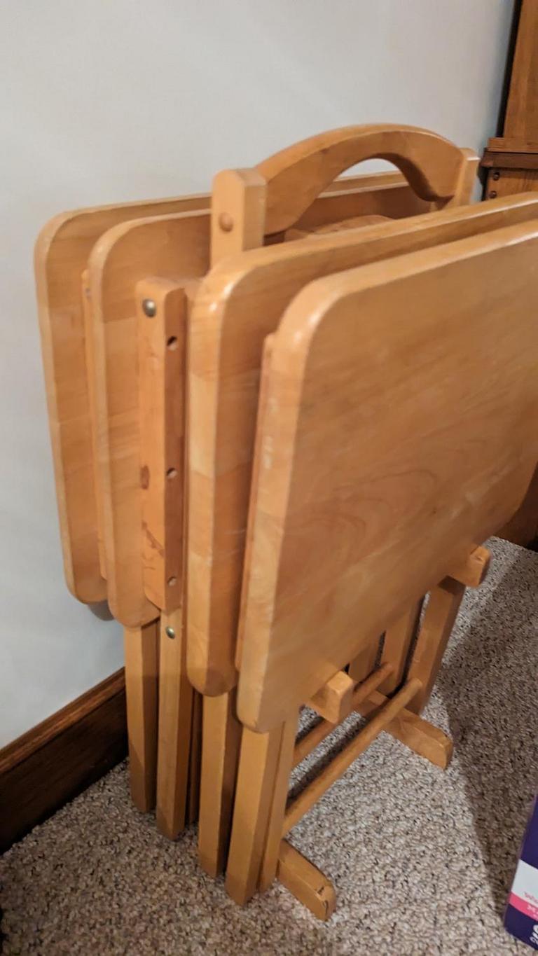 Auction Ohio T.V. trays and stand