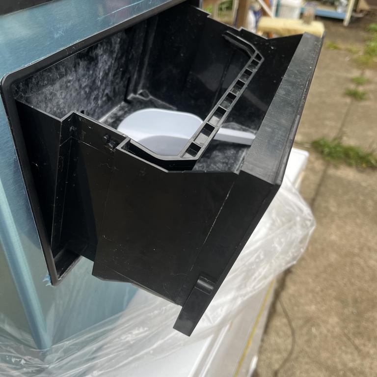 Auction Ohio COUNTERTOP WATER DISPENSER & ICE MAKER