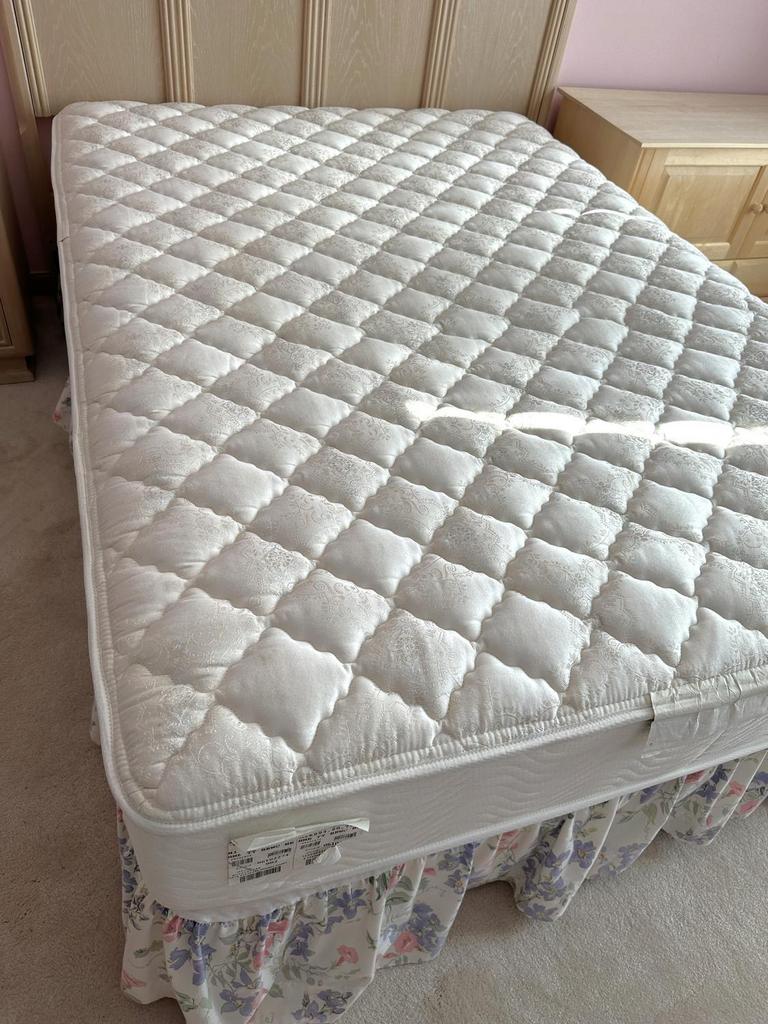 Auction Ohio Full mattress setclean!