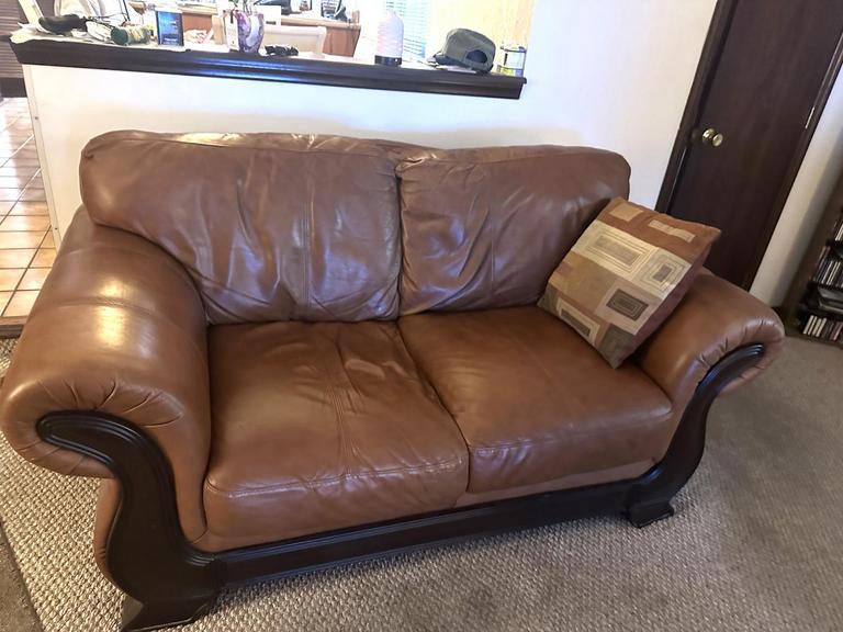 Auction Ohio Leather loveseat