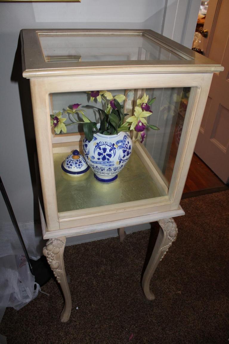 Auction Ohio Display Table