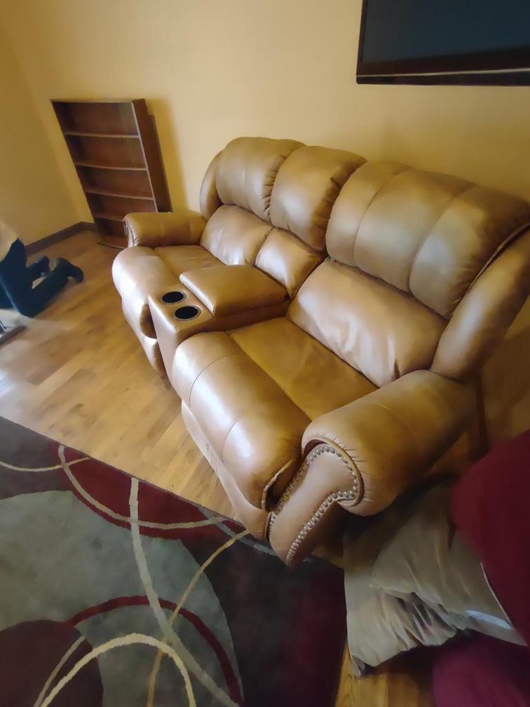 Auction Ohio Loveseat