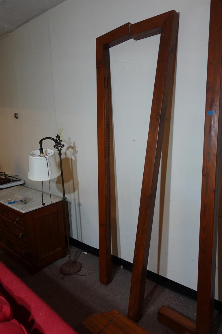 Auction Ohio StandAlone Wall Shelf