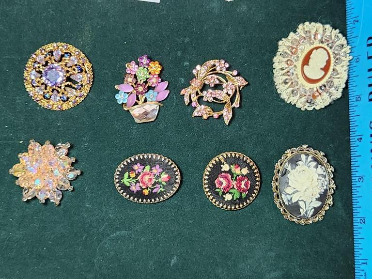 Auction Ohio Brooches Lot