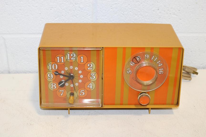 Auction Ohio MCM GE Clock Radio