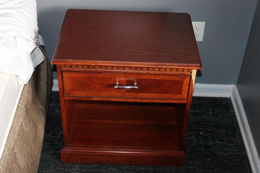 Auction Ohio Pair of Nightstands