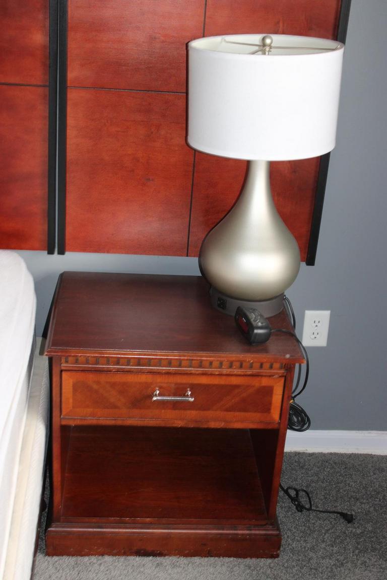 Auction Ohio Nightstand & Lamp