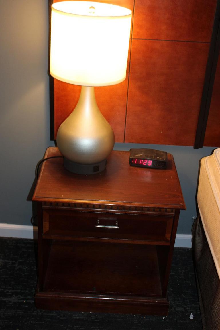 Auction Ohio Nightstand & Lamp