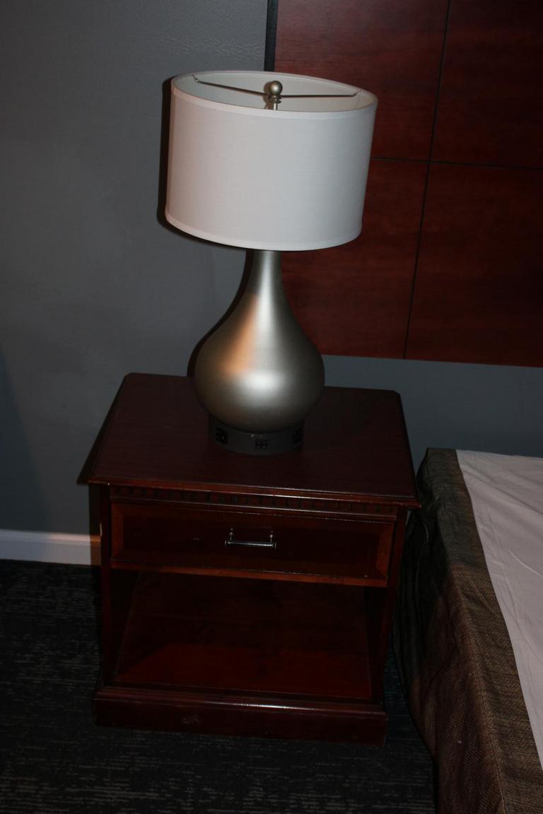 Auction Ohio Pair of Nightstands & Lamp