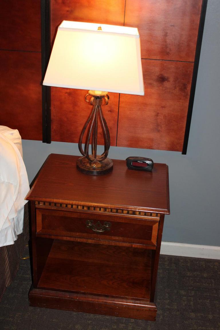 Auction Ohio Nightstand & Lamp