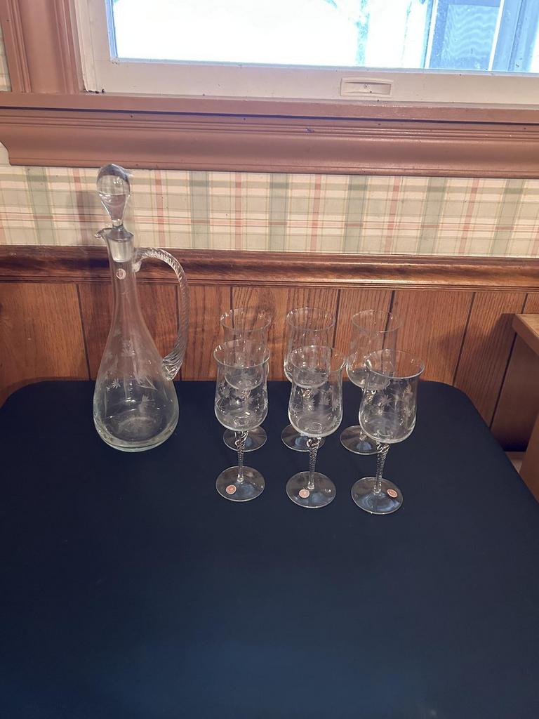 Auction Ohio Decanter set