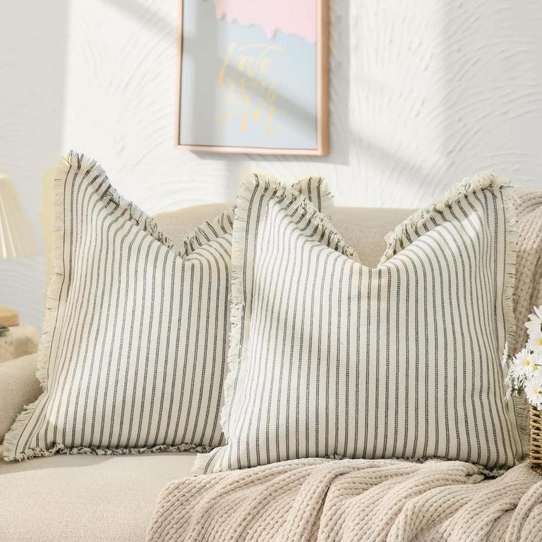 2 CHIC PILLOW COVERS