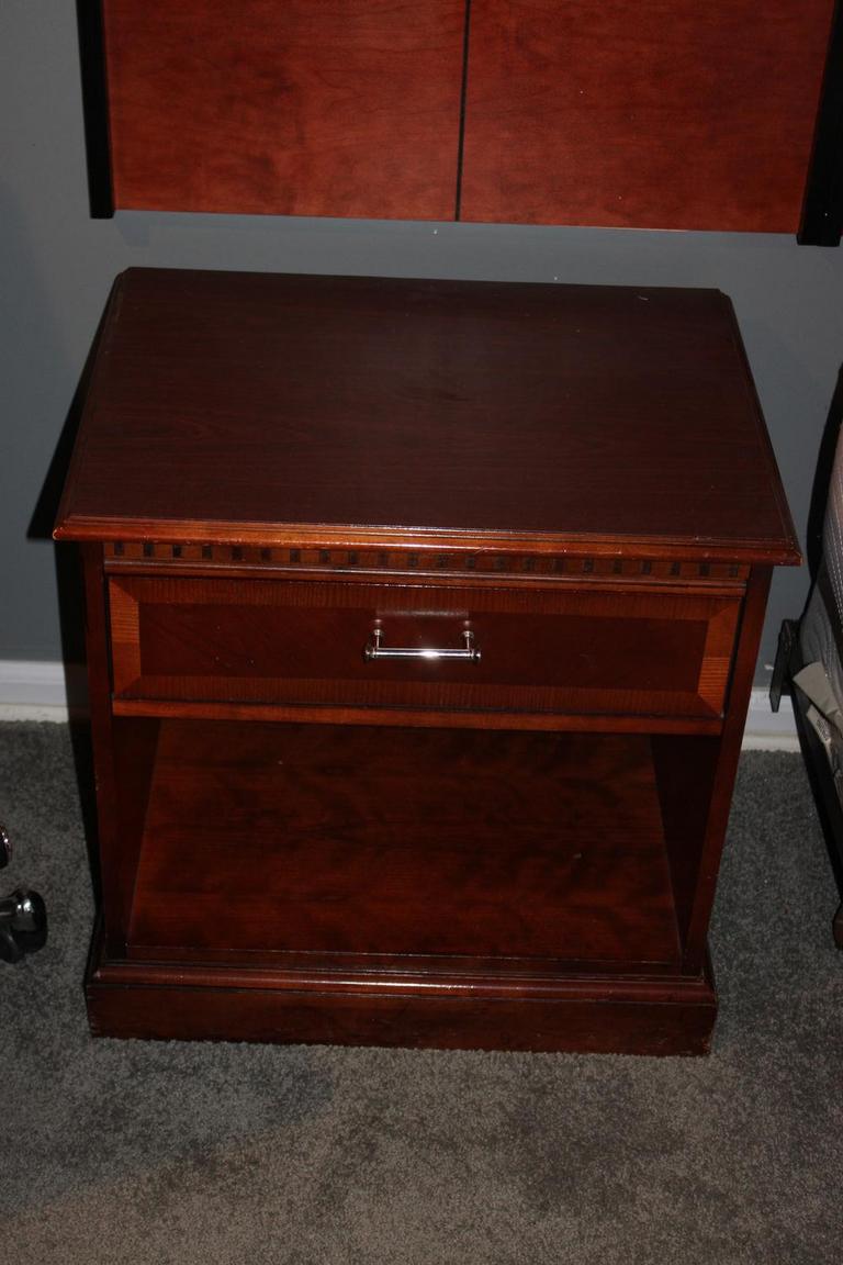 Auction Ohio Pair of Nightstands