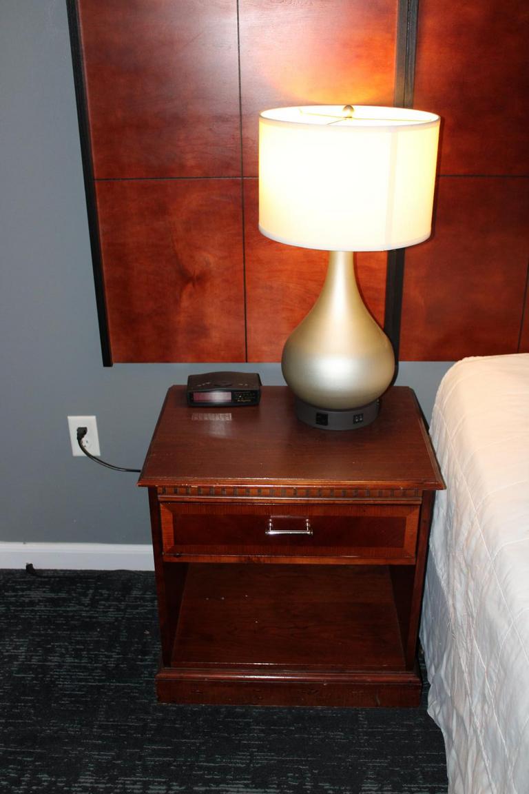 Auction Ohio Nightstand & Lamp