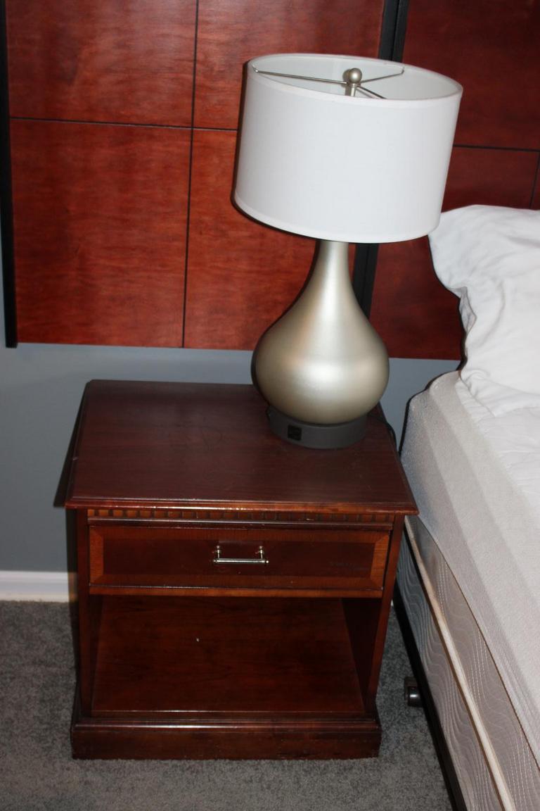 Auction Ohio Nightstand & Lamp
