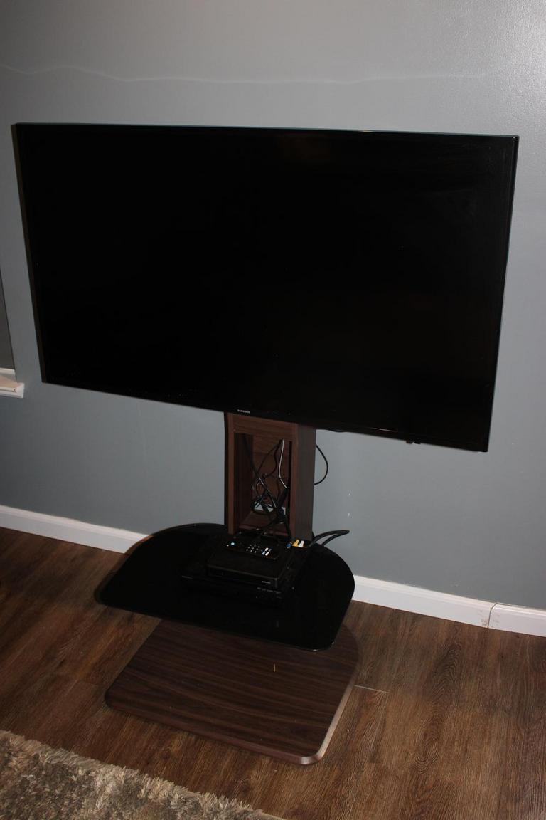 Auction Ohio 50" Samsung TV & TV Stand