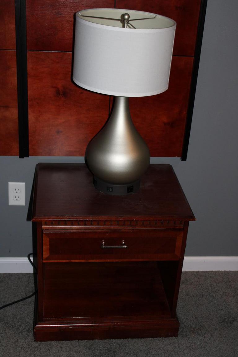 Auction Ohio Nightstand & Lamp