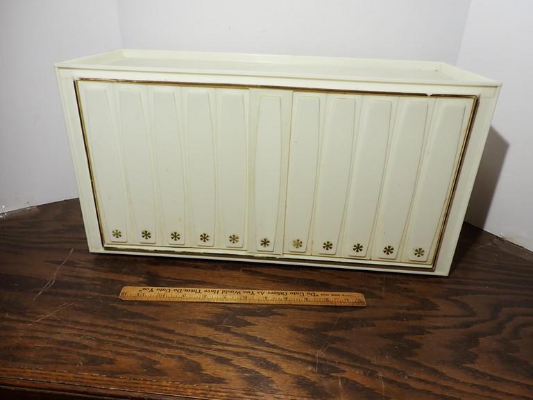 Auction Ohio 1960's Rubbermaid Bath