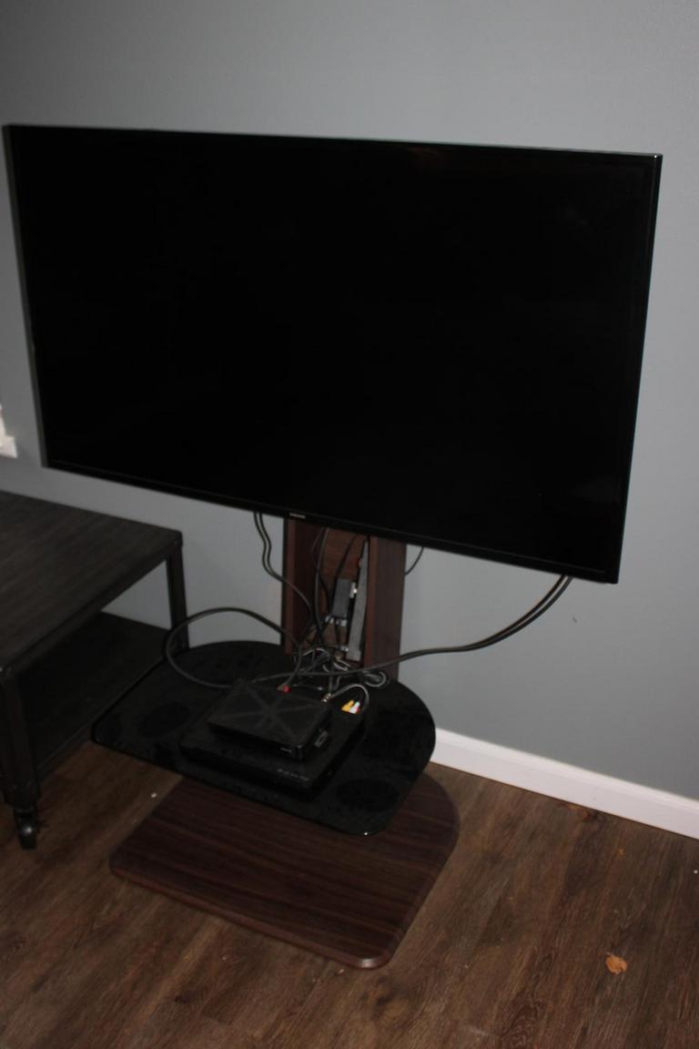 Auction Ohio 50" Samsung TV & TV Stand