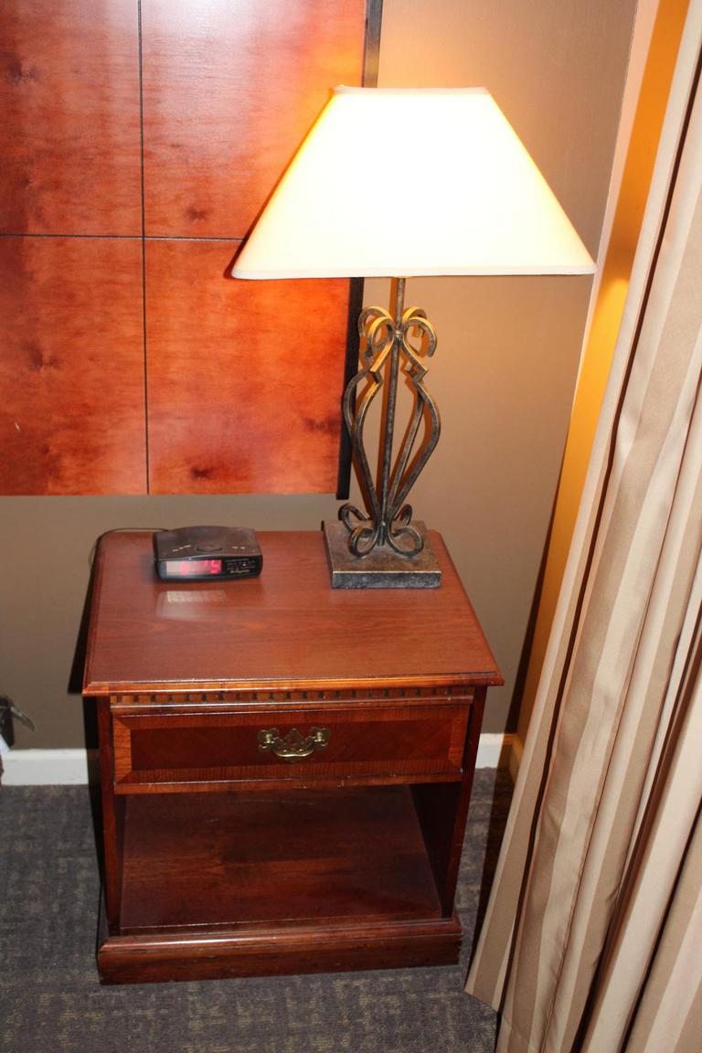 Auction Ohio Nightstand & Lamp