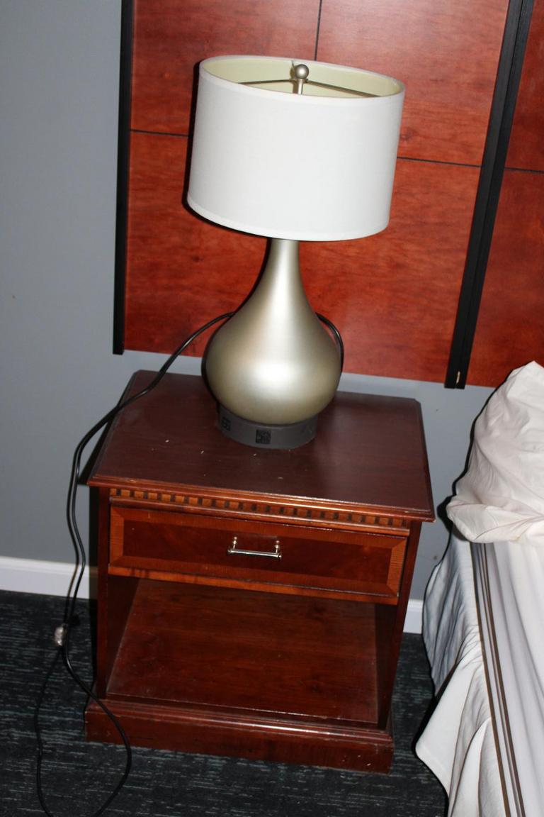 Auction Ohio Nightstand & Lamp