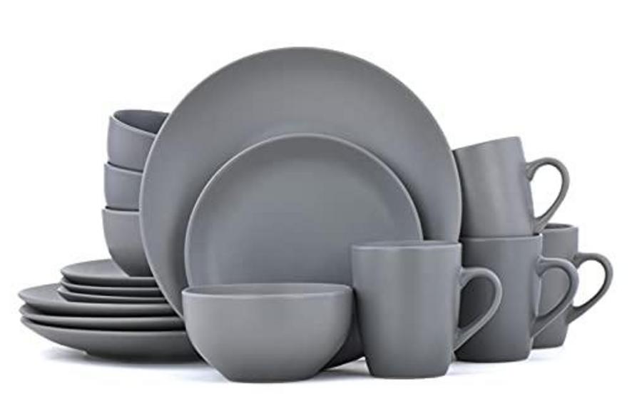 16 PC FAMIWARE DINNERWARE SET
