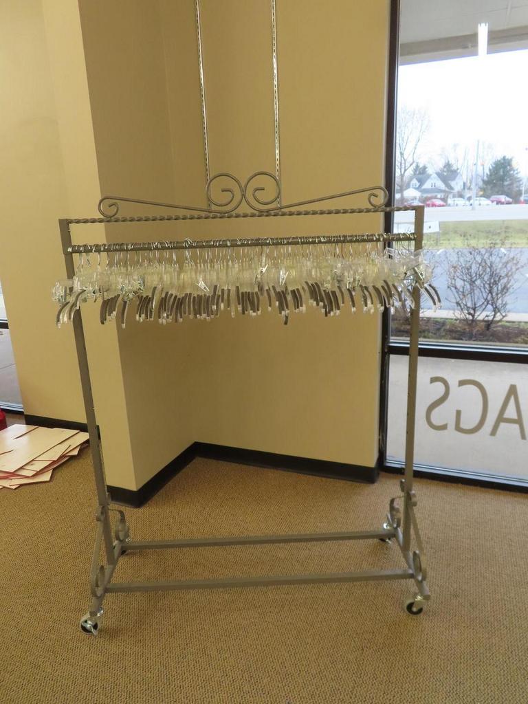 Auction Ohio Boutique Retail Rolling Rack