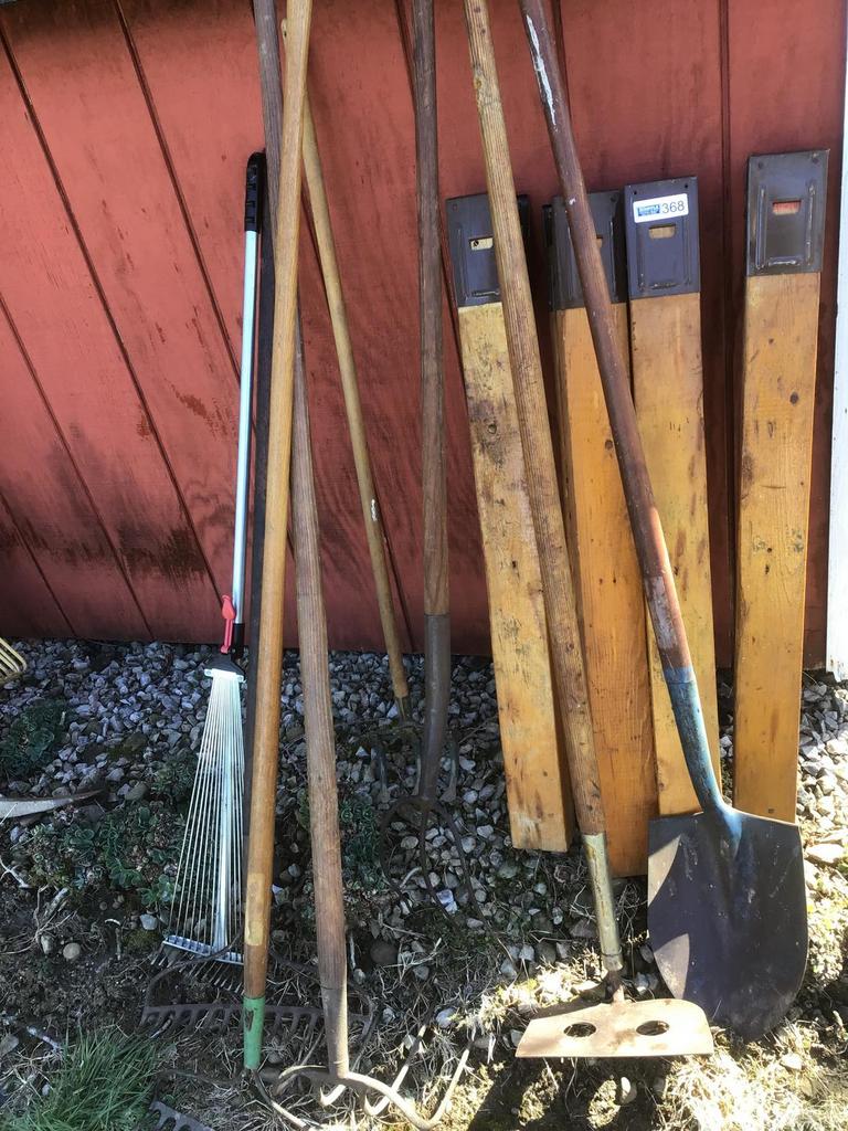 Auction Ohio Rakes, Hoe, Pitchforks, Misc