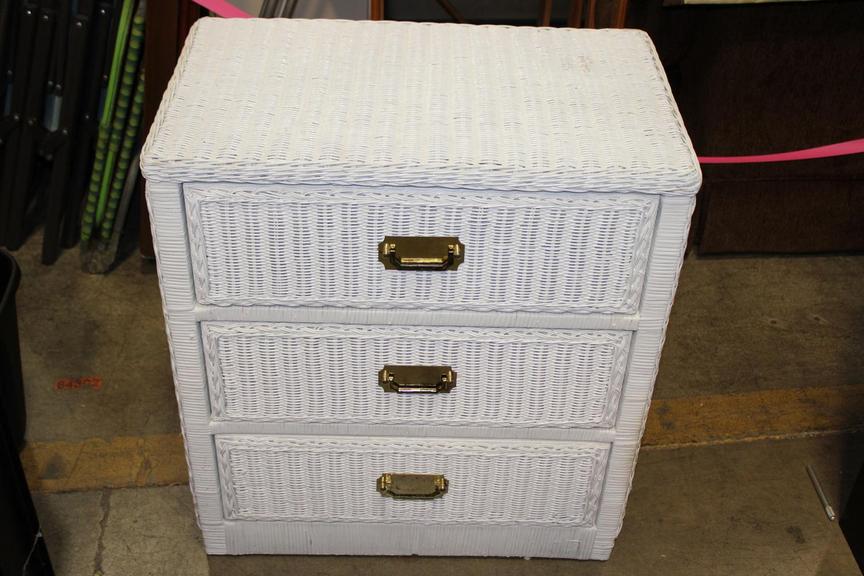 Auction Ohio White Wicker Nightstand